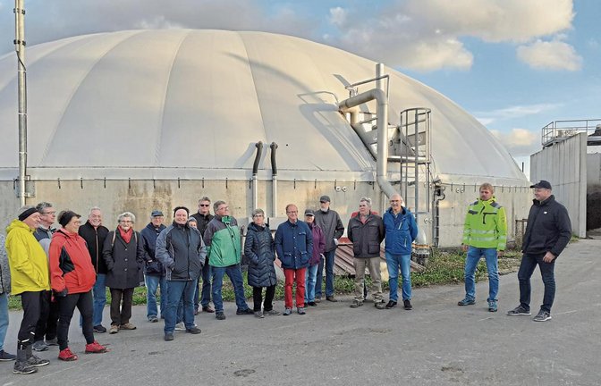 Landwirt Michael Grotz und Sebastian Schulte-Hubbert von den Stadtwerken Bietigheim-Bissingen boten interessierten Teilnehmern einer Führung Einblick in die Biomethan-Erzeugung in Oberriexingen. Foto: Glemser