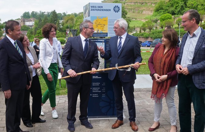 Der Weg der Zisterzienser ist um einen Teilabschnitt reicher (von links): Peter Hauk, Hilde Neidhardt, Diana Danner, Andreas Felchle, Johann Kalb, Amalie Bauer und Gunther Krichbaum übergeben am Samstagmittag das Einstiegsportal westlich des Klostertores. <span class='image-autor'>Foto: Friedrich</span>