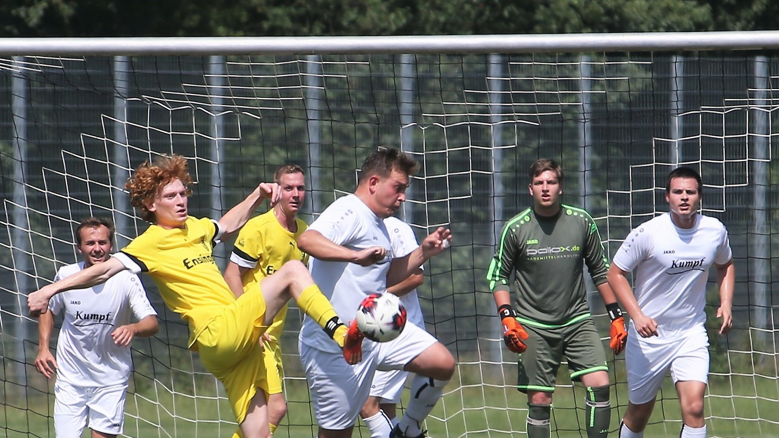 Kein Durchkommen war für Kevin Steinl (in Gelb) im Relegationsspiel gegen die SGM Riexingen II. Wird es am Samstag anders? Foto: Küppers Kein Durchkommen war für Kevin Steinl (in Gelb) im Relegationsspiel gegen die SGM Riexingen II. Wird es am Samstag anders? Foto: Küppers