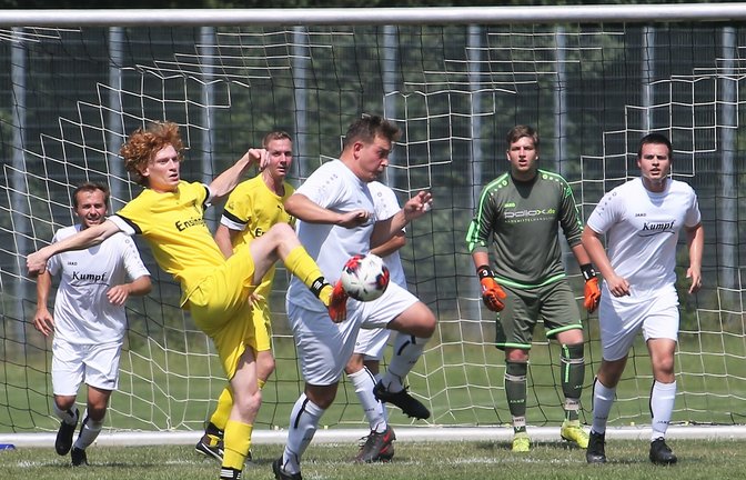 Kein Durchkommen war für Kevin Steinl (in Gelb) im Relegationsspiel gegen die SGM Riexingen II. Wird es am Samstag anders? <span class='image-autor'>Foto: Küppers</span>