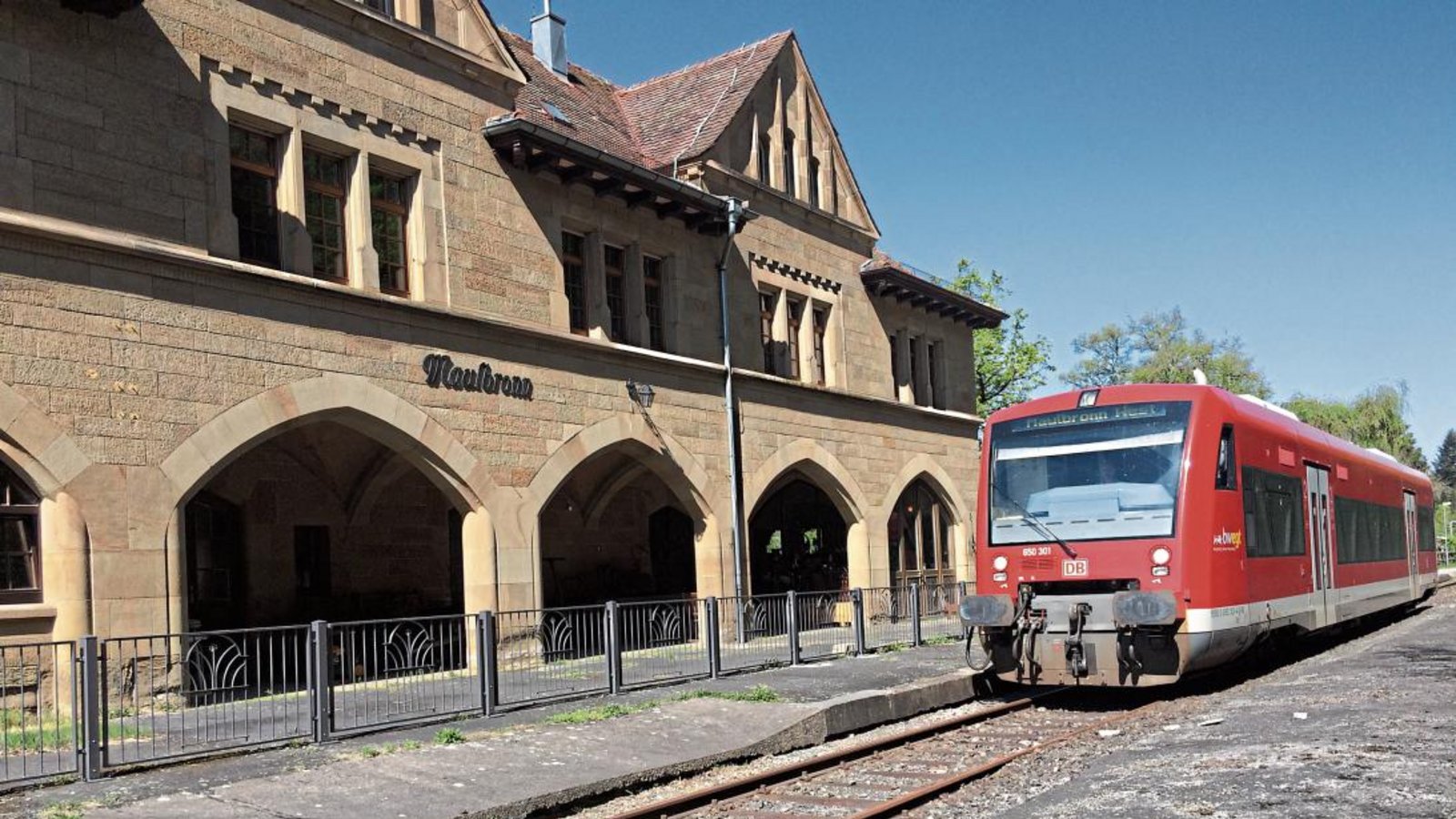 Der Rad-Express Kloster Maulbronn am Maulbronner Stadtbahnhof. Foto: p Der Rad-Express Kloster Maulbronn am Maulbronner Stadtbahnhof. Foto: p