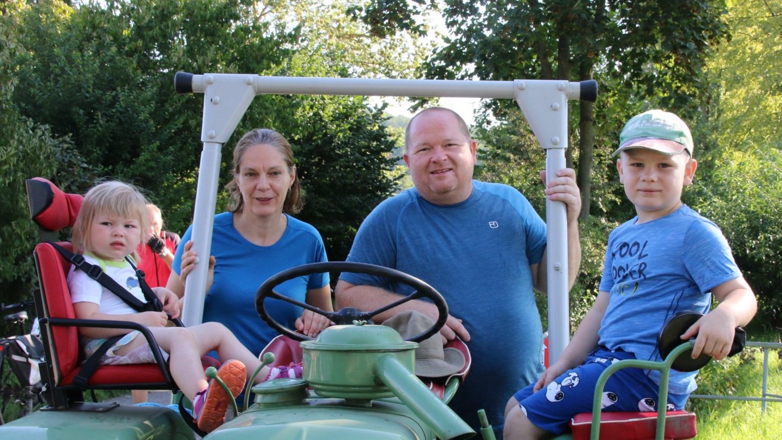 Die Gündelbacher Familie Fechner kommt mit dem Traktor zur Tour.