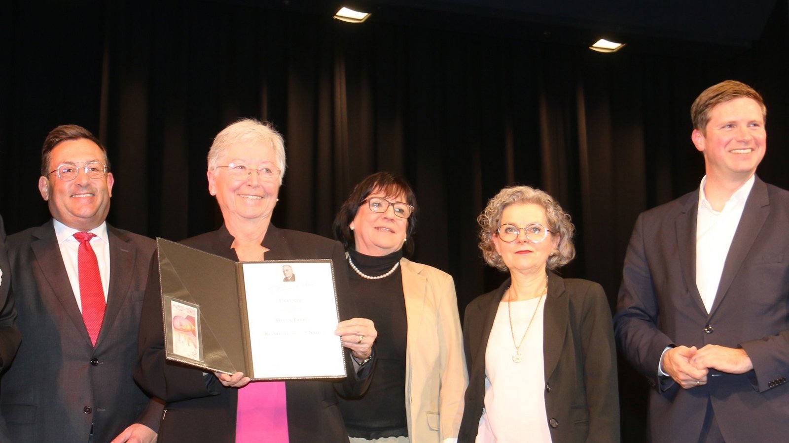 Helga Eberle (mit Urkunde) mit Isabel Fezer und Klaus Reitze (v. l.) sowie Florian Toncar, Viola Noack und Ute Zischka (v. re.). Foto: Rücker