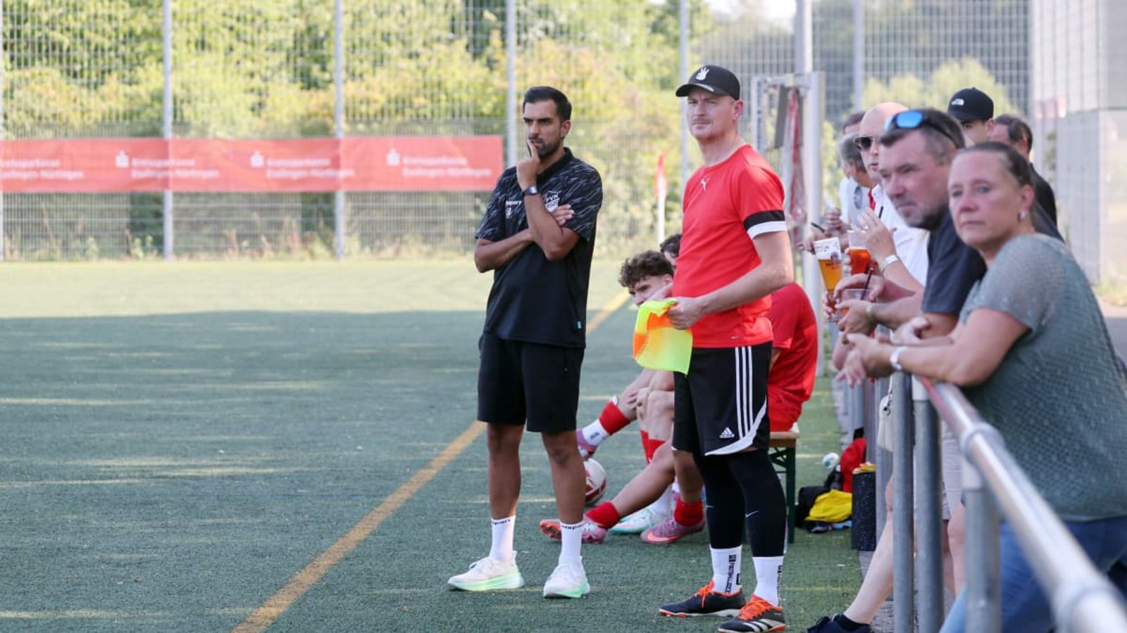 Der FV Neuhausen feiert unter Coach Luis Rodrigues (Mitte) am vierten Spieltag den ersten Saisonsieg in der Fußball-Landesliga.Robin Rudel/EZ-Pokal