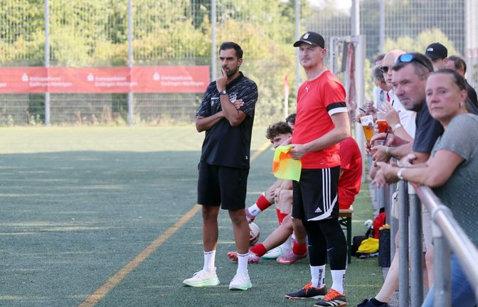 Der FV Neuhausen feiert unter Coach Luis Rodrigues (Mitte) am vierten Spieltag den ersten Saisonsieg in der Fußball-Landesliga.<span class='image-autor'>Robin Rudel/EZ-Pokal</span>