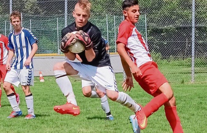 Julian Riedel von den B-Junioren der SG Sersheim/Gündelbach schnappt sich den Ball vor Yasin Cevcek (SG Horrheim/Ensingen). Foto: Simecek