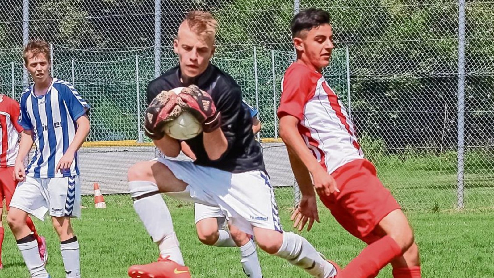 Julian Riedel von den B-Junioren der SG Sersheim/Gündelbach schnappt sich den Ball vor Yasin Cevcek (SG Horrheim/Ensingen). Foto: Simecek Julian Riedel von den B-Junioren der SG Sersheim/Gündelbach schnappt sich den Ball vor Yasin Cevcek (SG Horrheim/Ensingen). Foto: Simecek