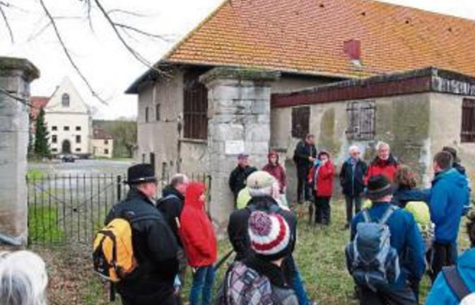 Informationen zur Geschichte des früheren Klosters Rechentshofen gab es bei einer Pause der gemeinsamen Wanderung aller drei Sachsenheimer Albvereins-Ortsgruppen zu hören. Foto: Makkens
