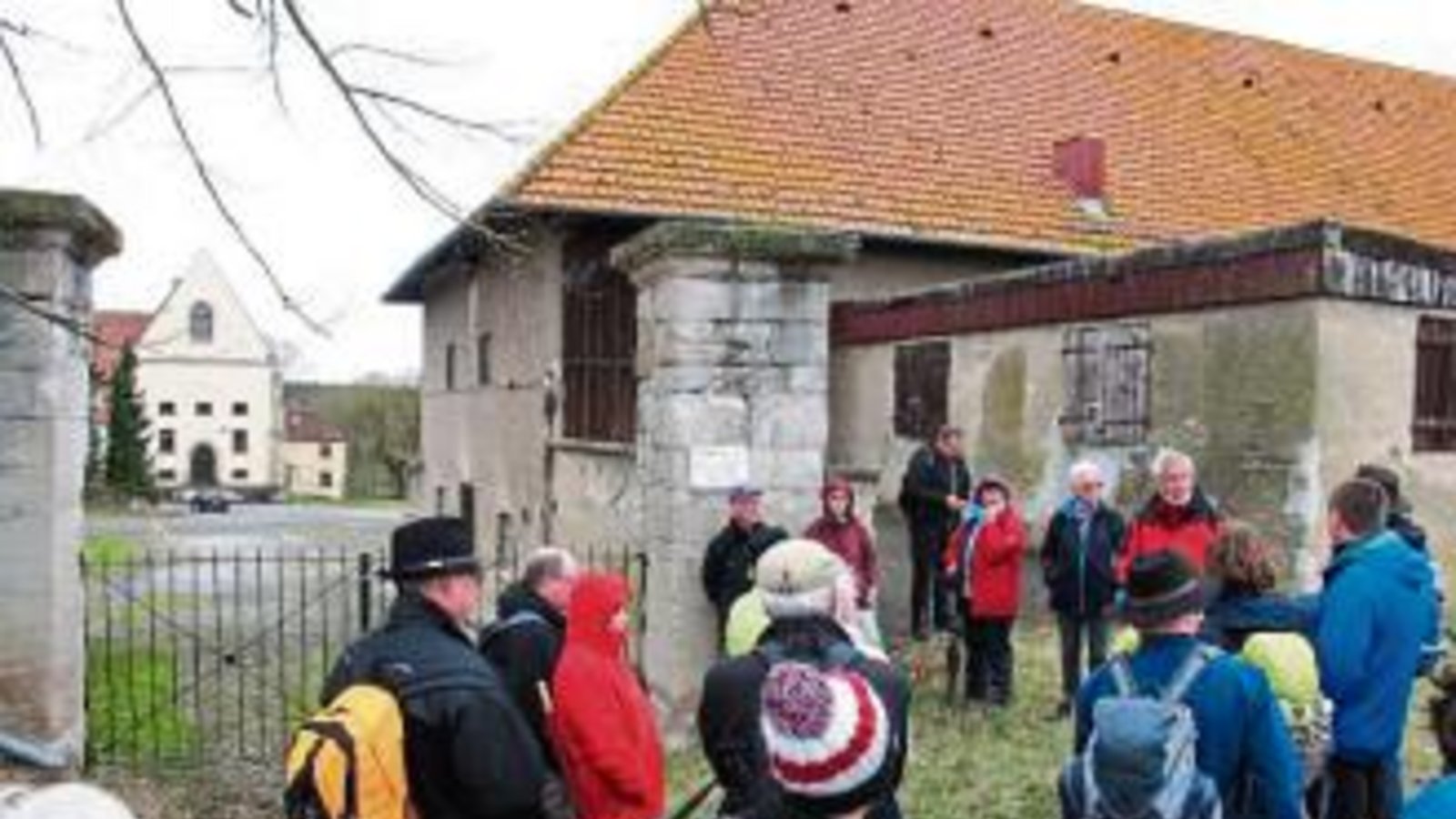 Informationen zur Geschichte des früheren Klosters Rechentshofen gab es bei einer Pause der gemeinsamen Wanderung aller drei Sachsenheimer Albvereins-Ortsgruppen zu hören. Foto: Makkens