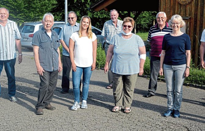 Sie ziehen in Sachen Partnerschaft an einem Strang: Natalie Wöhr, Dieter Wolf, Rudolf Krauth (alle Partnerschaftsverein), Reimund Scheytt (Musikverein Illingen), Anna-Sophie Schärr (Jugendhaus), Michael Fürderer, Hedwig Ramstein (beide Angelsportverein), Klaus Fischer, Doris Müller (SV Illingen), Dolmetscher Giuseppe Spampinato und Nadine Lengle von der Gemeindeverwaltung. Foto: Stahlfeld