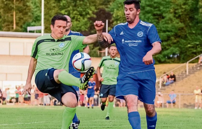 Von seinen Fertigkeiten als Fußballer hat Andreas Broß (oben links), der aktuell den Landesligisten TSV Heimerdingen trainiert nichts verloren. Gekonnt stoppt er den Ball gegen den Illinger Michael Penov. Zur Einweihung der neuen Flutlichtanlage haben sich die AH des SV Illingen gegen eine Auswahl an ehemaligen Profis getroffen (unten links). Ralf Vollmer muss fleißig Autogramme schreiben. Fotos: Simecek