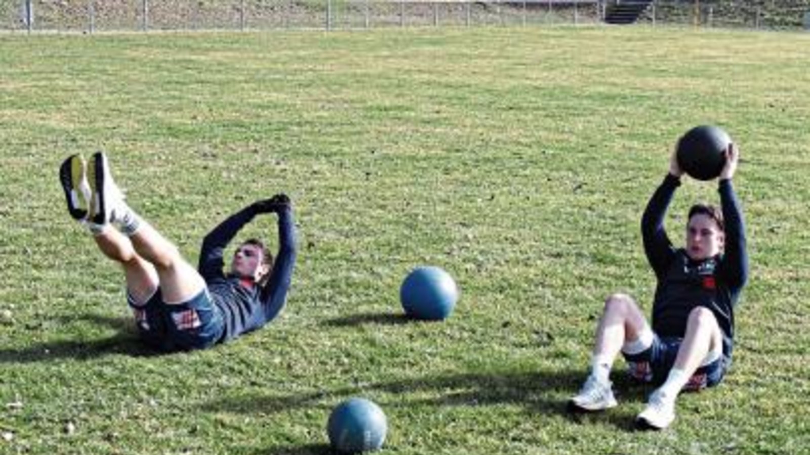 Zu Beginn der Trainingseinheit stand für die TVV-Faustballer ein Kraftzirkel auf dem Programm: (von links) Jaro und Jacob Jungclaussen trainieren ihre Bauchmuskulatur, Michael Knodel und Jakob Mahn kräftigen den hinteren Schulterbereich sowie Nils Hantke und Max Winkler arbeiten an der Kräftigung der oberen Schulter- und der Beinmuskulatur. Fotos: Nachreiner Zu Beginn der Trainingseinheit stand für die TVV-Faustballer ein Kraftzirkel auf dem Programm: (von links) Jaro und Jacob Jungclaussen trainieren ihre Bauchmuskulatur, Michael Knodel und Jakob Mahn kräftigen den hinteren Schulterbereich sowie Nils Hantke und Max Winkler arbeiten an der Kräftigung der oberen Schulter- und der Beinmuskulatur. Fotos: Nachreiner