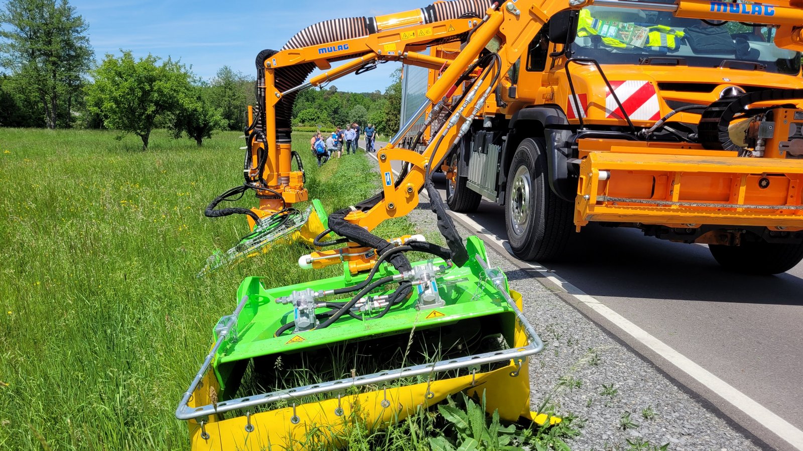 Mit technischen Modifikationen wie Abstreifplanen oder gezielter Führung des Luftstroms schont der Grünpflegekopf der Firma Mulag Kleinlebewesen beim Mähen. Im Hintergrund wird von Teilnehmern die Böschungspflege thematisiert. Foto: Naturpark Stromberg-Heuchelberg Mit technischen Modifikationen wie Abstreifplanen oder gezielter Führung des Luftstroms schont der Grünpflegekopf der Firma Mulag Kleinlebewesen beim Mähen. Im Hintergrund wird von Teilnehmern die Böschungspflege thematisiert. Foto: Naturpark Stromberg-Heuchelberg