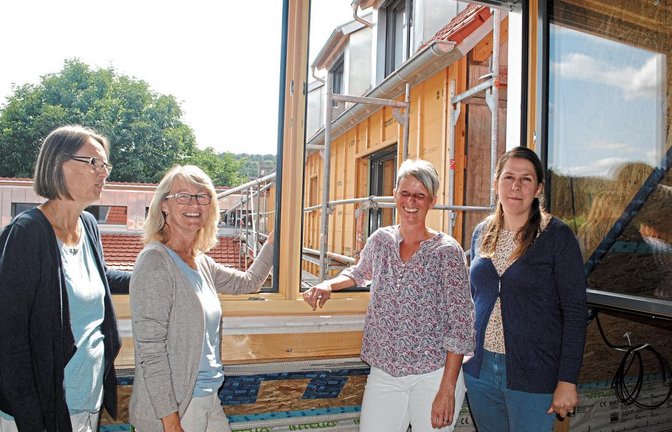 Zeigen den Baufortschritt in Schützingen (von links): Pflegedienstleiterin Ute Kohler, Geschäftsführerin Karin Eckstein, Ellen Riexinger (Leiterin der Hauswirtschaft) und Veronika Househam, Assistentin der Geschäftsleitung. Fotos: Stahlfeld