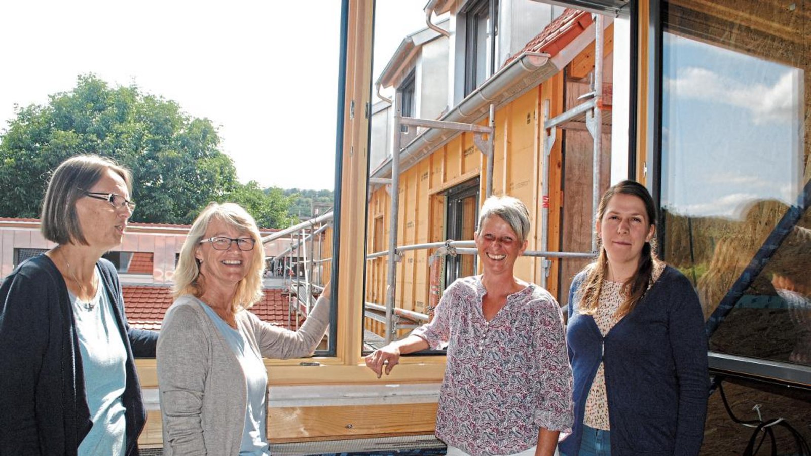 Zeigen den Baufortschritt in Schützingen (von links): Pflegedienstleiterin Ute Kohler, Geschäftsführerin Karin Eckstein, Ellen Riexinger (Leiterin der Hauswirtschaft) und Veronika Househam, Assistentin der Geschäftsleitung. Fotos: Stahlfeld Zeigen den Baufortschritt in Schützingen (von links): Pflegedienstleiterin Ute Kohler, Geschäftsführerin Karin Eckstein, Ellen Riexinger (Leiterin der Hauswirtschaft) und Veronika Househam, Assistentin der Geschäftsleitung. Fotos: Stahlfeld