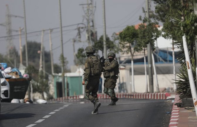Israelische Soldaten drangen am Samstag in die Stadt Hebron ein und vertrieben rund 2000 Palästinenser aus ihren Häusern.<span class='image-autor'>IMAGO/Mamoun Wazwaz \ apaimages</span>
