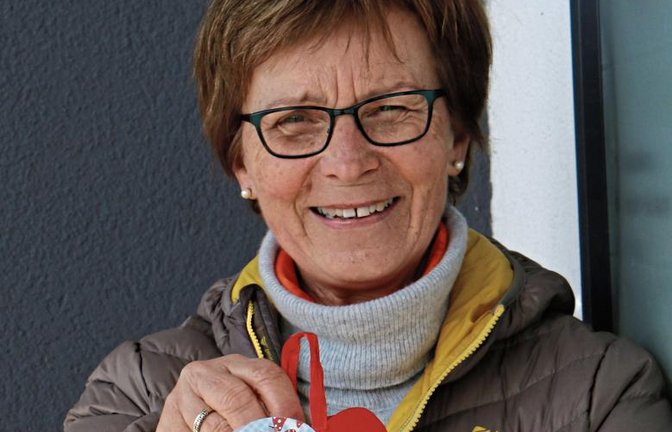 Die Vaihingerin Rose Martis hat 30 Körbchen aus Herzen gebastelt.  Fotos: Rücker