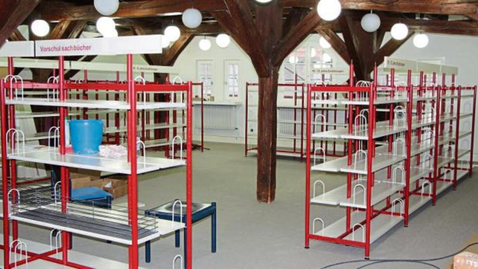 Das Warten hat bald ein Ende: Am 5. Dezember öffnet die Stadtbücherei Vaihingen wieder ihre Türen. In der Kinder- und Jugendbücherei stehen bereits die Regale. Foto: pv Das Warten hat bald ein Ende: Am 5. Dezember öffnet die Stadtbücherei Vaihingen wieder ihre Türen. In der Kinder- und Jugendbücherei stehen bereits die Regale. Foto: pv