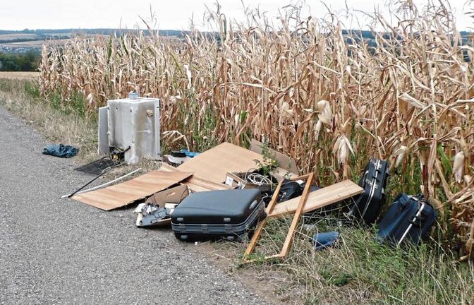 Entdeckt wurde diese wilde Müllablagerung in Aurich am Feldweg zum Sendemasten. Einfach rechts und links vom Feldweg „entsorgt“. Das Polizeirevier versucht den Verursacher zu ermitteln, meldet gestern die Stadt Vaihingen. Foto: p