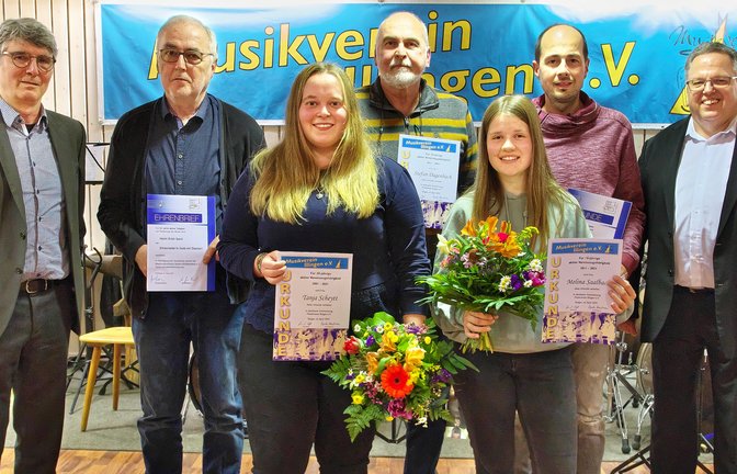 In der vorderen Reihe von links die geehrten Mitglieder Tanja Scheytt und Melina Saalbach. In der hinteren Reihe von links Bürgermeister Armin Pioch, die geehrten Mitglieder Erich Santi, Stefan Dagenbach und Marco Santi sowie der Vorsitzende Reimund Scheytt. <span class='image-autor'>Foto: p</span>