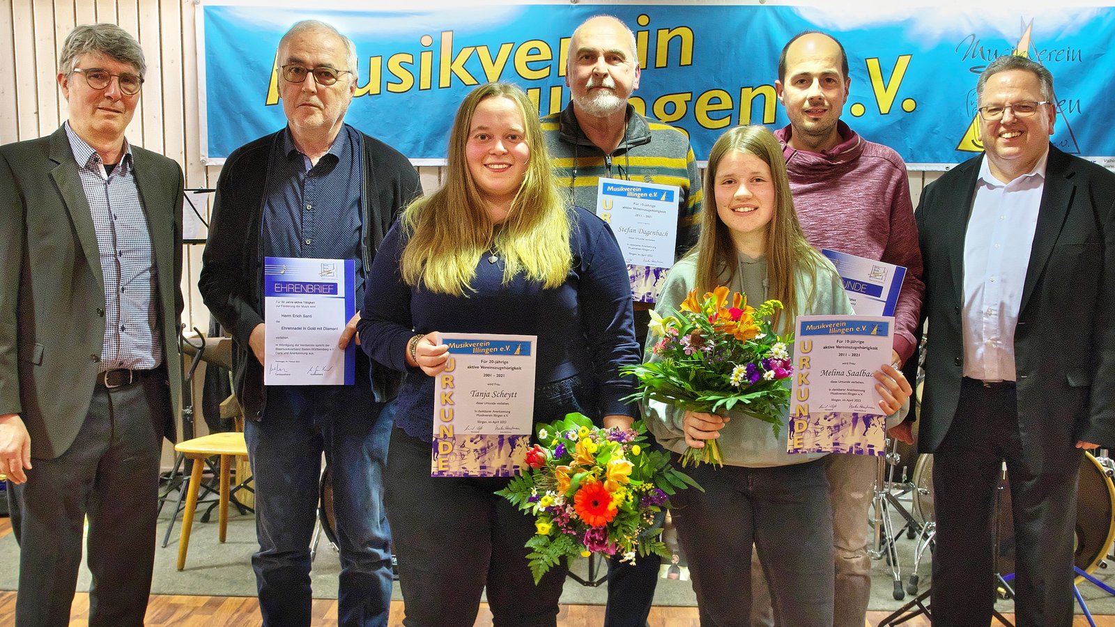 In der vorderen Reihe von links die geehrten Mitglieder Tanja Scheytt und Melina Saalbach. In der hinteren Reihe von links Bürgermeister Armin Pioch, die geehrten Mitglieder Erich Santi, Stefan Dagenbach und Marco Santi sowie der Vorsitzende Reimund Scheytt. Foto: p