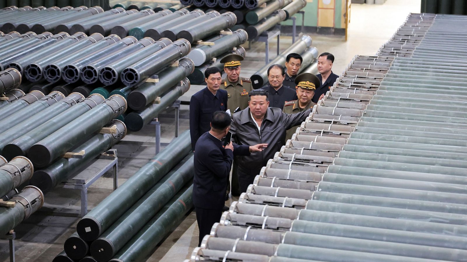 Die von der staatlichen nordkoreanischen Nachrichtenagentur KCNA zur Verfügung gestellte undatierte Aufnahme zeigt nach Angaben von KCNA Kim Jong Un, Machthaber in Nordkorea, bei der Inspektion eines Rüstungsunternehmens.Foto: &nbsp;