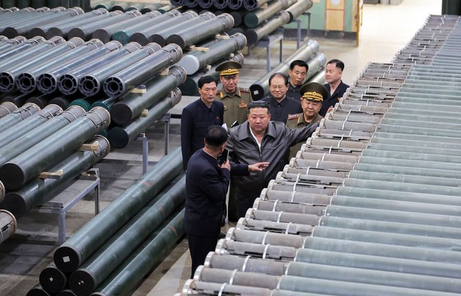 Die von der staatlichen nordkoreanischen Nachrichtenagentur KCNA zur Verfügung gestellte undatierte Aufnahme zeigt nach Angaben von KCNA Kim Jong Un, Machthaber in Nordkorea, bei der Inspektion eines Rüstungsunternehmens.<span class='image-autor'>Foto: &nbsp;</span>