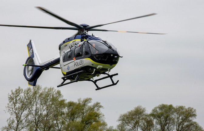 Die Polizei suchte den Vermissten unter anderem mit einem Hubschrauber. Ein Fahndungsfoto finden Sie aus rechtlichen Gründen in unserer Bildergalerie.<span class='image-autor'>Foto: Stefan Puchner/dpa/Stefan Puchner</span>