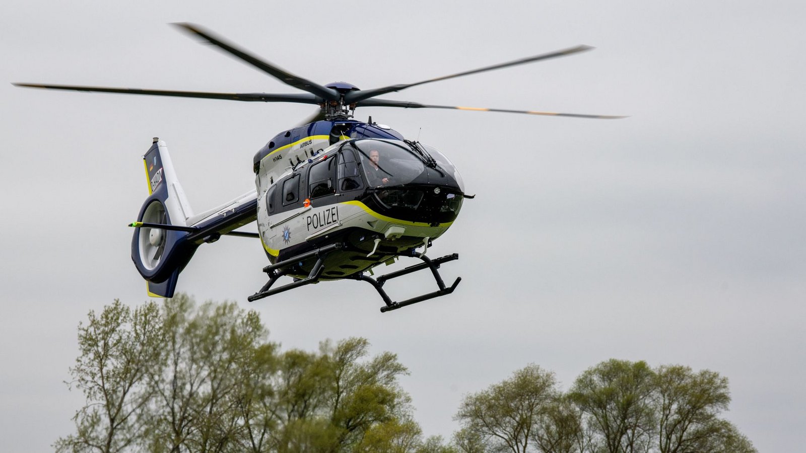 Die Polizei suchte den Vermissten unter anderem mit einem Hubschrauber. Ein Fahndungsfoto finden Sie aus rechtlichen Gründen in unserer Bildergalerie.Foto: Stefan Puchner/dpa/Stefan Puchner Die Polizei suchte den Vermissten unter anderem mit einem Hubschrauber. Ein Fahndungsfoto finden Sie aus rechtlichen Gründen in unserer Bildergalerie.Foto: Stefan Puchner/dpa/Stefan Puchner