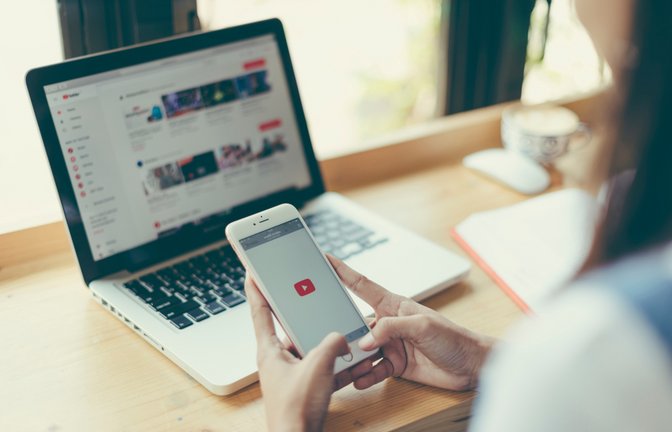 Der neue Ambient Mode bei YouTube kommt nicht bei allen Nutzern gut an.<span class='image-autor'>Foto: AnaLysiSStudiO / shutterstock.com</span>