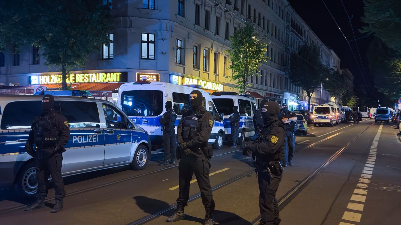 Polizisten riegeln die Eisenbahnstraße in Leipzig ab.Foto: -/News5/dpa