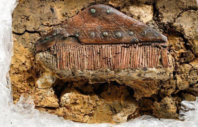 Ein Kamm aus einem frühalamannischen Grab, das bei einem Wohnungsbau in gerstetten von Archäologen entdeckt wurde.<span class='image-autor'>Foto: Yvonne Mühleis/ Landesamt für Denkmalpflege Stuttgart/dpa</span>
