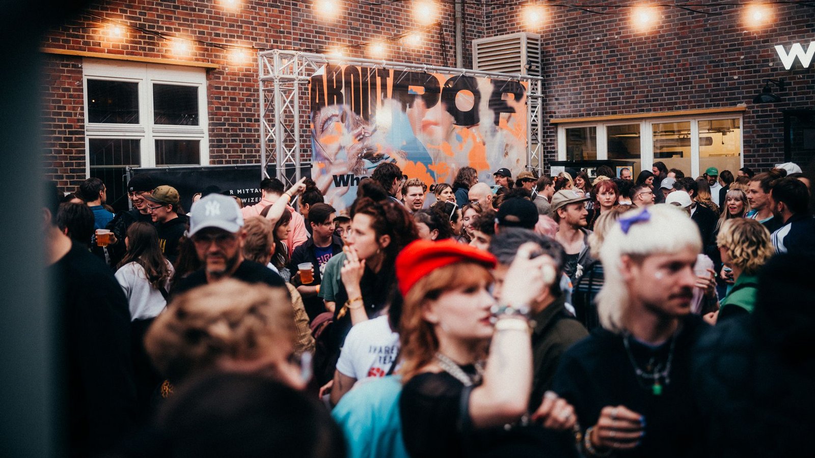 Tummelplatz für alles, was mit Popkultur zu tun hat: DIe About Pop im Jahr 2025 auf dem Wizemann-ArealFoto: Ilkay Karakurt Tummelplatz für alles, was mit Popkultur zu tun hat: DIe About Pop im Jahr 2025 auf dem Wizemann-ArealFoto: Ilkay Karakurt