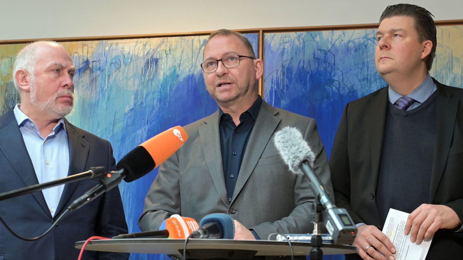 Zeigen sich mit dem Tarifabschluss zufriedener, als es hier scheint: die Verhandlungsführer Ulrich Silberbach (Beamtenbund), Frank Werneke (Verdi) und Andreas Dressel (Tarifgemeinschaft der Länder, von links).Foto: dpa/Michael Bahlo Zeigen sich mit dem Tarifabschluss zufriedener, als es hier scheint: die Verhandlungsführer Ulrich Silberbach (Beamtenbund), Frank Werneke (Verdi) und Andreas Dressel (Tarifgemeinschaft der Länder, von links).Foto: dpa/Michael Bahlo