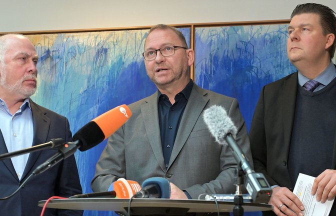 Zeigen sich mit dem Tarifabschluss zufriedener, als es hier scheint: die Verhandlungsführer Ulrich Silberbach (Beamtenbund), Frank Werneke (Verdi) und Andreas Dressel (Tarifgemeinschaft der Länder, von links).<span class='image-autor'>Foto: dpa/Michael Bahlo</span>
