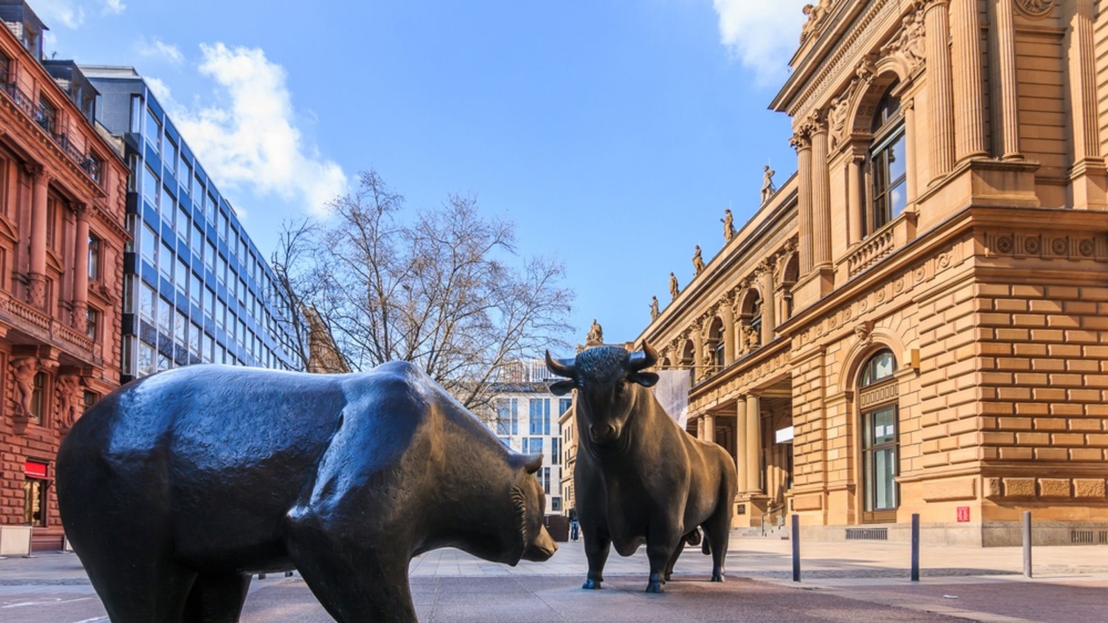 Auf oder ab? Bär und Bulle vor der Frankfurter Börse.Foto: Marco Ritzki/ Shutterstock Auf oder ab? Bär und Bulle vor der Frankfurter Börse.Foto: Marco Ritzki/ Shutterstock