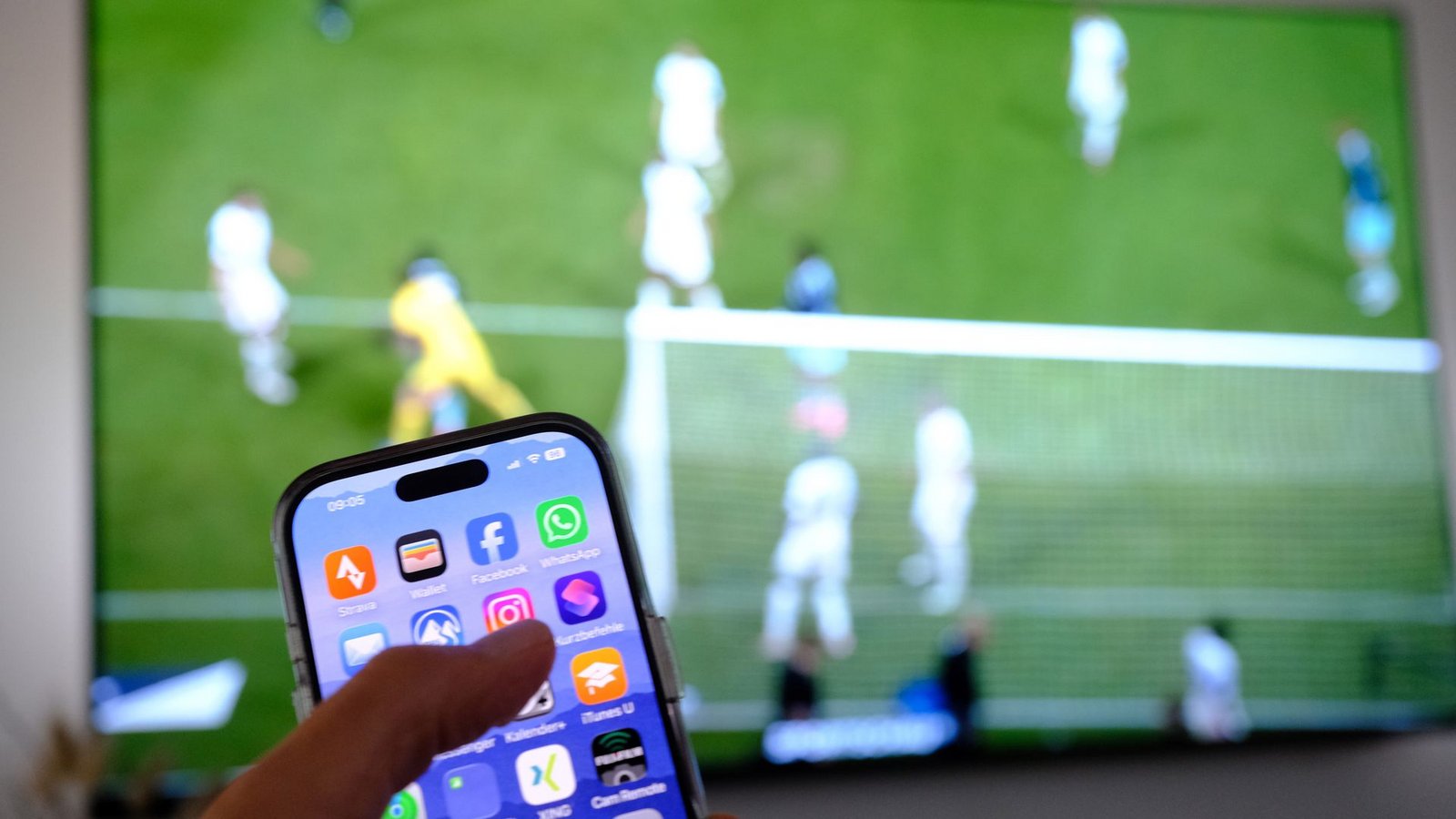Nebenbei mal daddeln: Während das Fußballspiel läuft, schauen viele Zuschauer nebenbei aufs Handy. (Symbolbild)Foto: Bernd Weißbrod/dpa Nebenbei mal daddeln: Während das Fußballspiel läuft, schauen viele Zuschauer nebenbei aufs Handy. (Symbolbild)Foto: Bernd Weißbrod/dpa