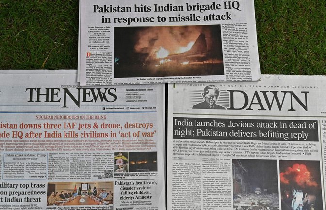 In den Zeitungen der Region ist der Konflikt das tragende Thema.<span class='image-autor'>Foto: AAMIR QURESHI/AFP</span>