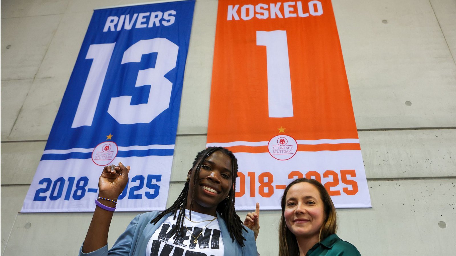 Sehr stolz: Krystal Rivers (li.) und Roosa Koskelo vor ihren Trikots in der ScharrenaFoto: Baumann/Julia Rahn Sehr stolz: Krystal Rivers (li.) und Roosa Koskelo vor ihren Trikots in der ScharrenaFoto: Baumann/Julia Rahn