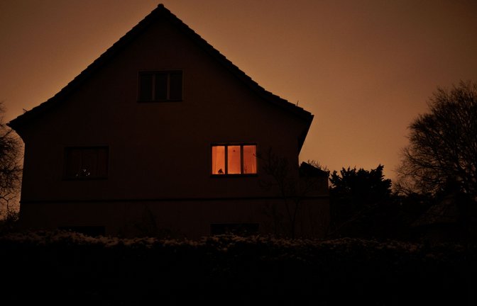 Kerzen sollte man genügend zu Hause haben, so wie diese Hausbewohner in Berlin.<span class='image-autor'>Foto: dpa/Carsten Koall</span>