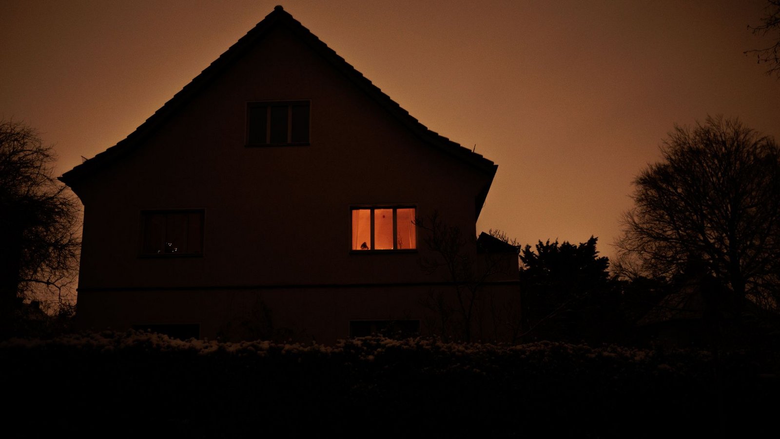 Kerzen sollte man genügend zu Hause haben, so wie diese Hausbewohner in Berlin.Foto: dpa/Carsten Koall Kerzen sollte man genügend zu Hause haben, so wie diese Hausbewohner in Berlin.Foto: dpa/Carsten Koall