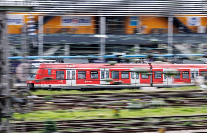 Der Betrunkene fuhr auf eine S-Bahn-Kupplung mit. (Symbolbild)<span class='image-autor'>Foto: dpa/Matthias Balk</span>