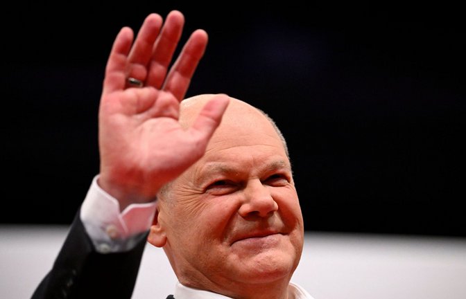 Bundeskanzler Olaf Scholz lässt sich beim SPD-Parteitag in Berlin feiern.<span class='image-autor'>Foto: AFP/TOBIAS SCHWARZ</span>