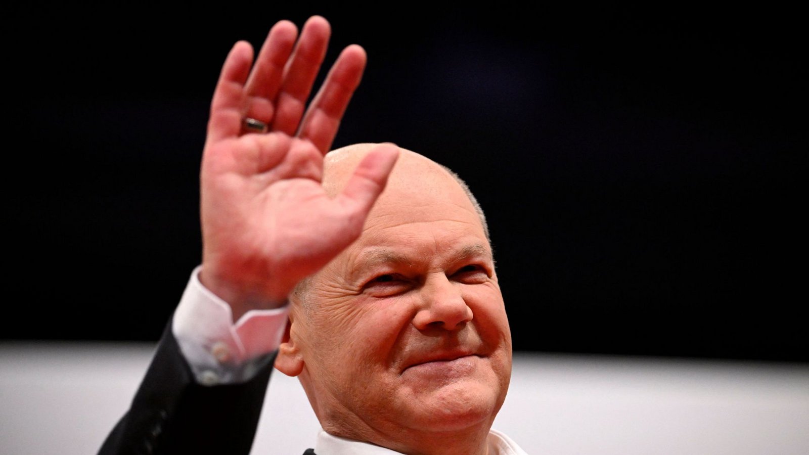Bundeskanzler Olaf Scholz lässt sich beim SPD-Parteitag in Berlin feiern.Foto: AFP/TOBIAS SCHWARZ Bundeskanzler Olaf Scholz lässt sich beim SPD-Parteitag in Berlin feiern.Foto: AFP/TOBIAS SCHWARZ