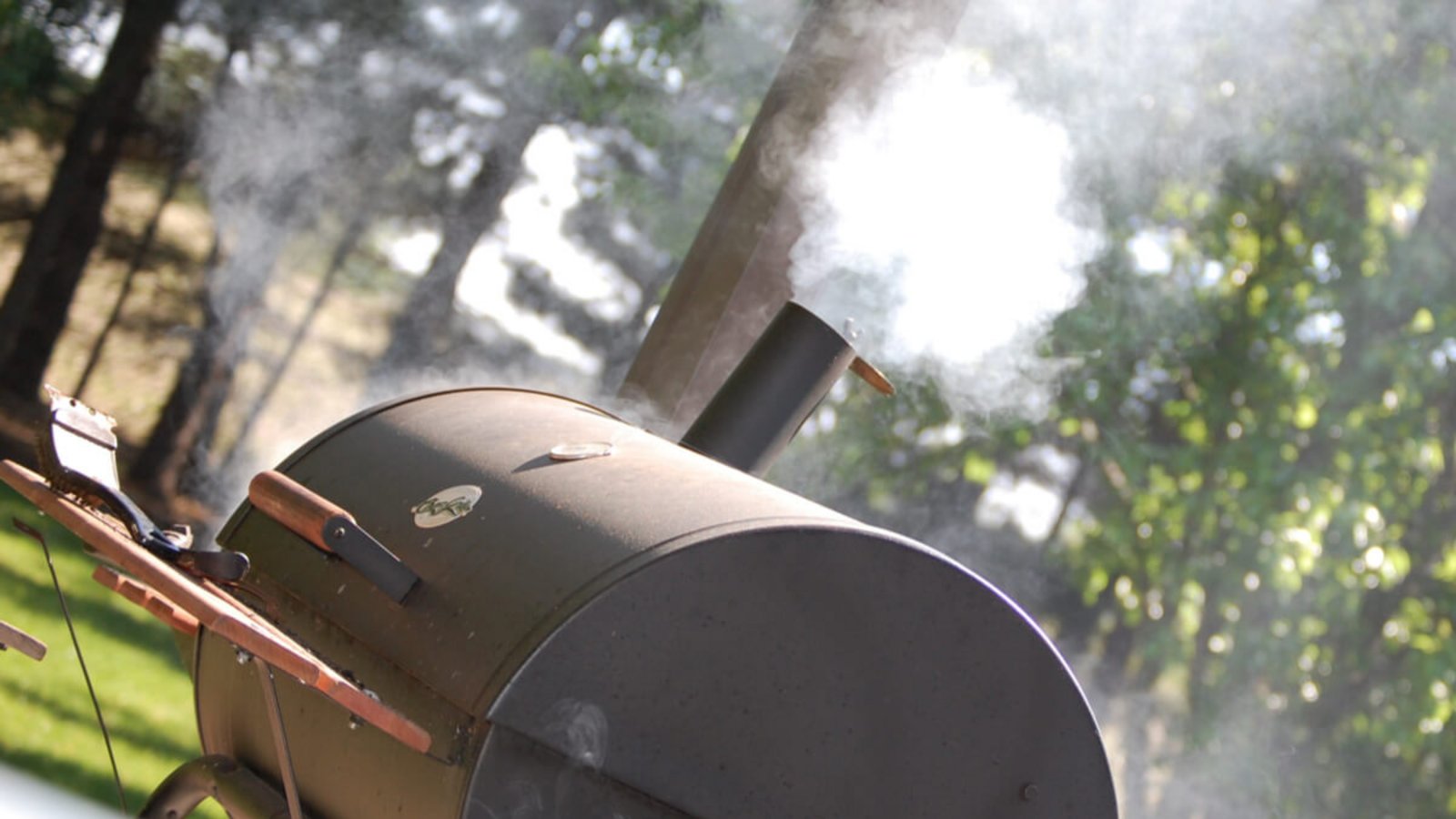 Vor der ersten Benutzung sollte ein Gasgrill eingebrannt werden. Das entfernt Produktionsrückstände und schützt den Grill. Hier erfahren Sie, wie es geht.Foto: Jay Zee / Shutterstock.com Vor der ersten Benutzung sollte ein Gasgrill eingebrannt werden. Das entfernt Produktionsrückstände und schützt den Grill. Hier erfahren Sie, wie es geht.Foto: Jay Zee / Shutterstock.com