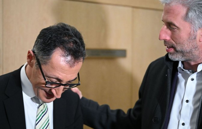 Cem Özdemir  und Boris Palmer, Oberbürgermeister von Tübingen, unterhalten sich nach der Landtagswahl (Archivbild).<span class='image-autor'>Foto: Katharina Kausche/dpa/Katharina Kausche</span>