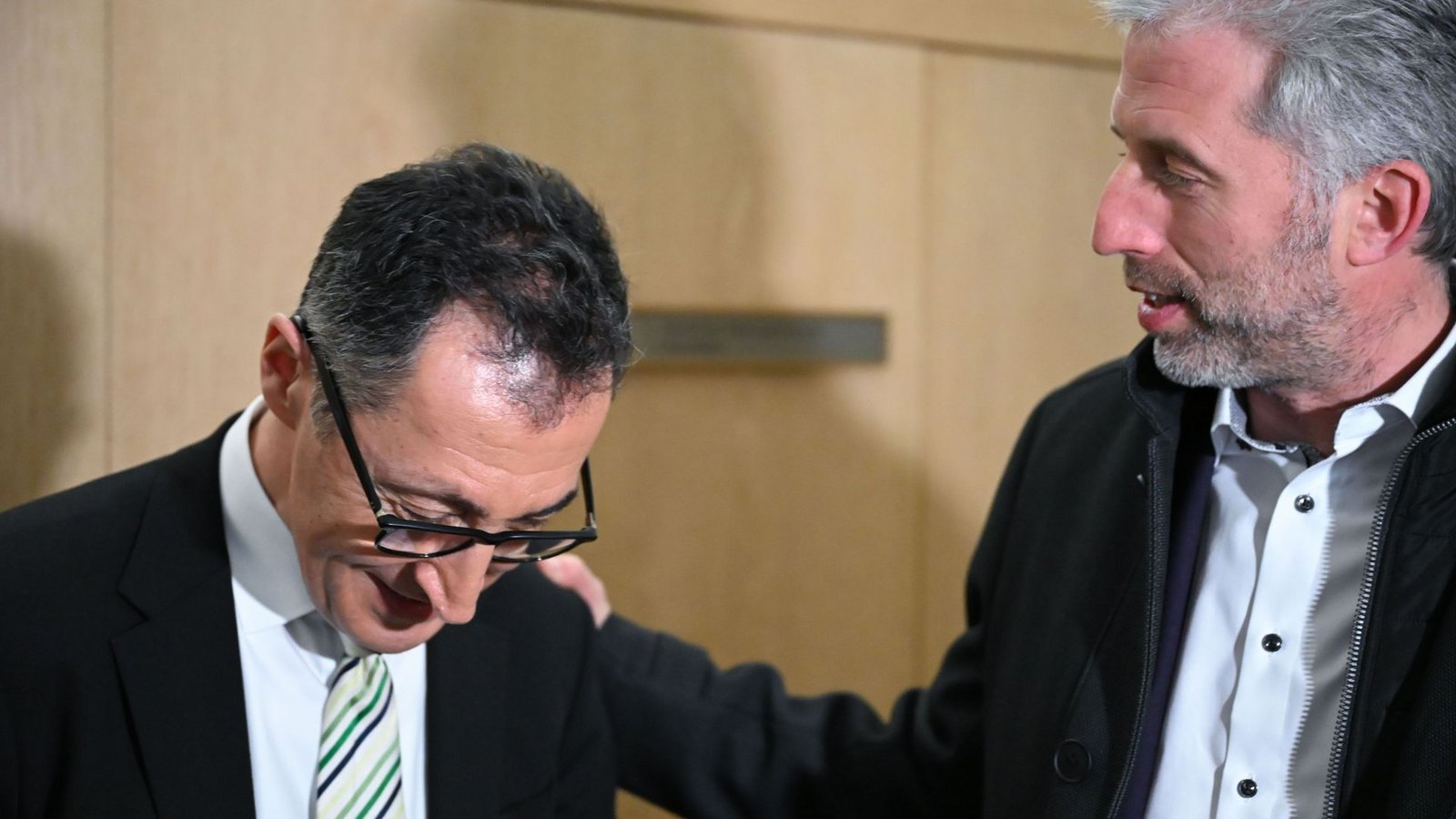 Cem Özdemir  und Boris Palmer, Oberbürgermeister von Tübingen, unterhalten sich nach der Landtagswahl (Archivbild).Foto: Katharina Kausche/dpa/Katharina Kausche
