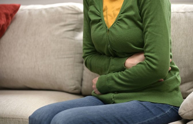 Starke Magendarm-Beschwerden sind eines der  Symptome von Noroviren.  (Symbolbild)<span class='image-autor'>Foto: imago images/Shotshop/Iordache Magdalena via www.imago-images.de</span>
