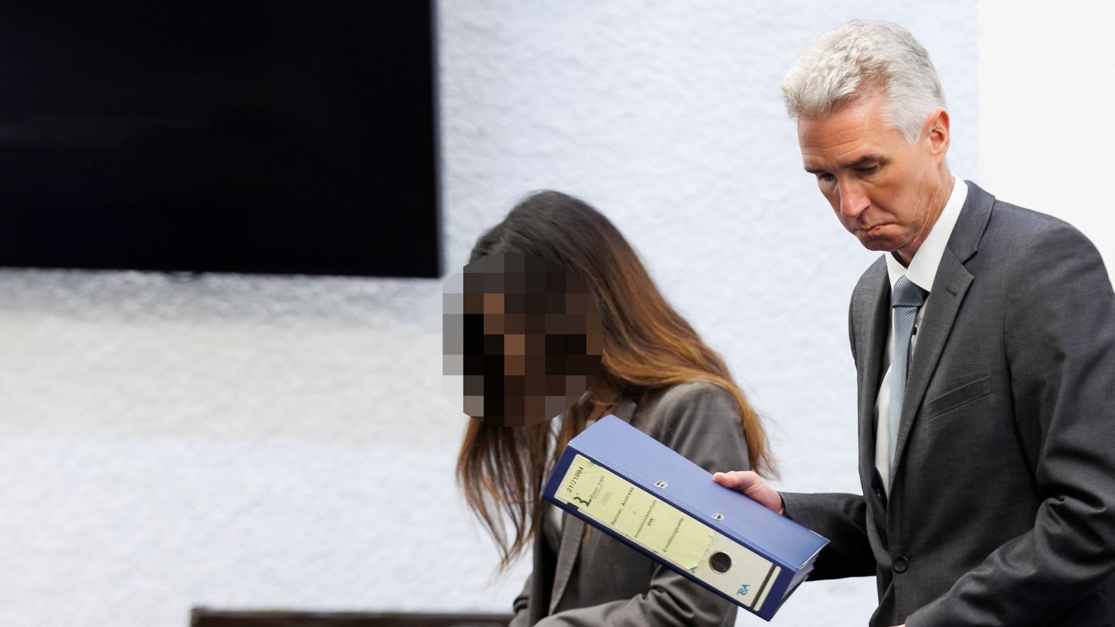 Baden-Württembergs oberster Polizist Andreas Renner mit seiner als Prozessbegleiterin beigeordneten Ehefrau vor dem Landgericht Stuttgart 2023.Foto: Lichtgut/Julian Rettig