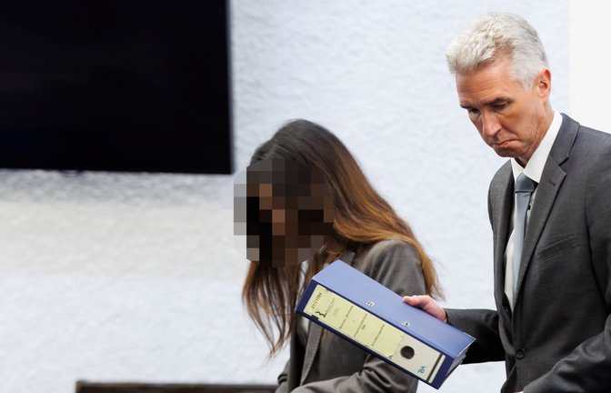 Baden-Württembergs oberster Polizist Andreas Renner mit seiner als Prozessbegleiterin beigeordneten Ehefrau vor dem Landgericht Stuttgart 2023.<span class='image-autor'>Foto: Lichtgut/Julian Rettig</span>